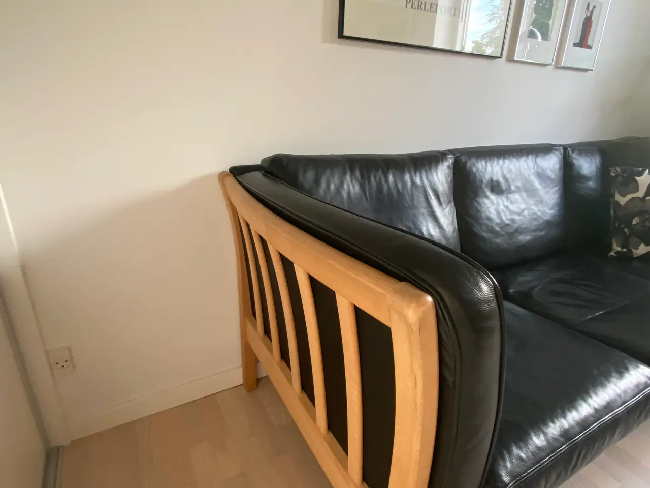 Billede 2 - Tremmesofa i bøgetræ og sort læder