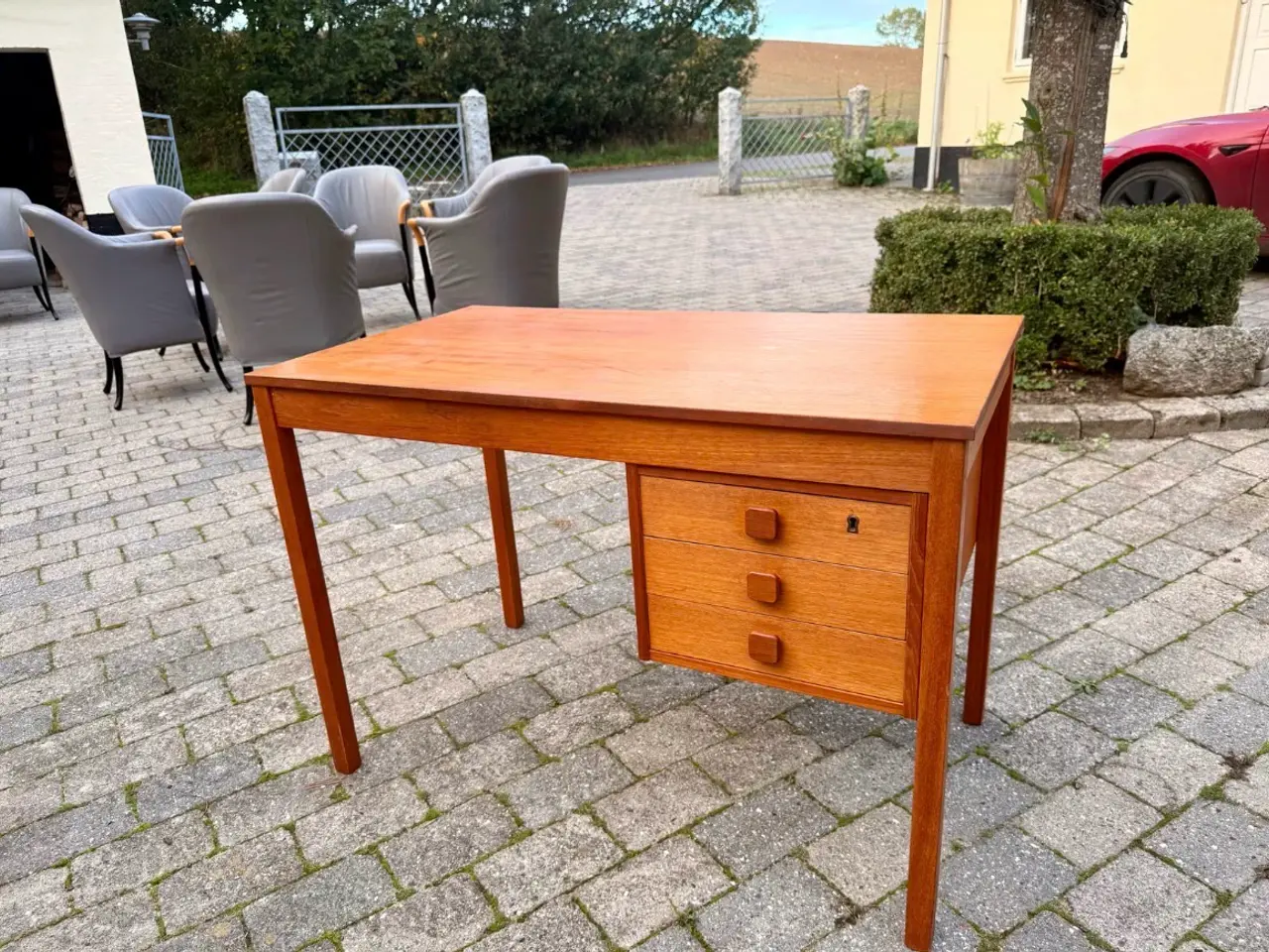 Billede 3 - Klassisk dansk skrivebord i teaktræ fra 1960'erne,