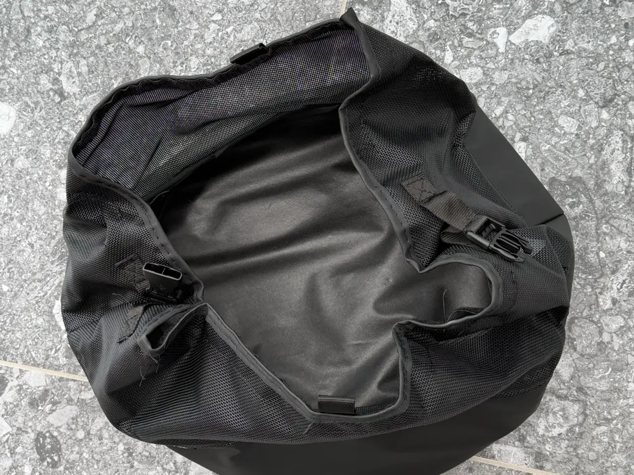 Billede 5 - Flot sort original Toyota taske til feks ladekabel