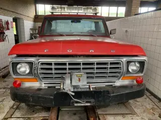 Original firetruck - Ford F250 Custom - 4x4