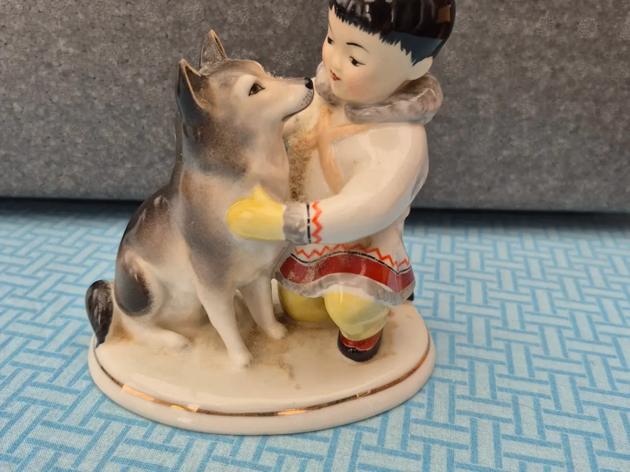 Billede 1 - Porcelænsfigur dreng med hund/slædehund