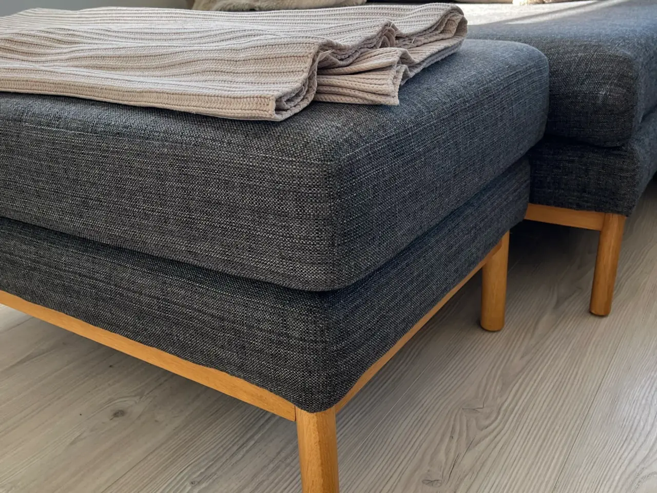 Billede 4 - Lækker Sofa med chaiselong, stol og puf