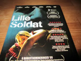 LILLE SOLDAT. BYD. TRINE DYRHOLM.