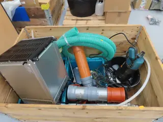 Palle med div. indhold bl.a. Dykpumpe MAKITA PF1010