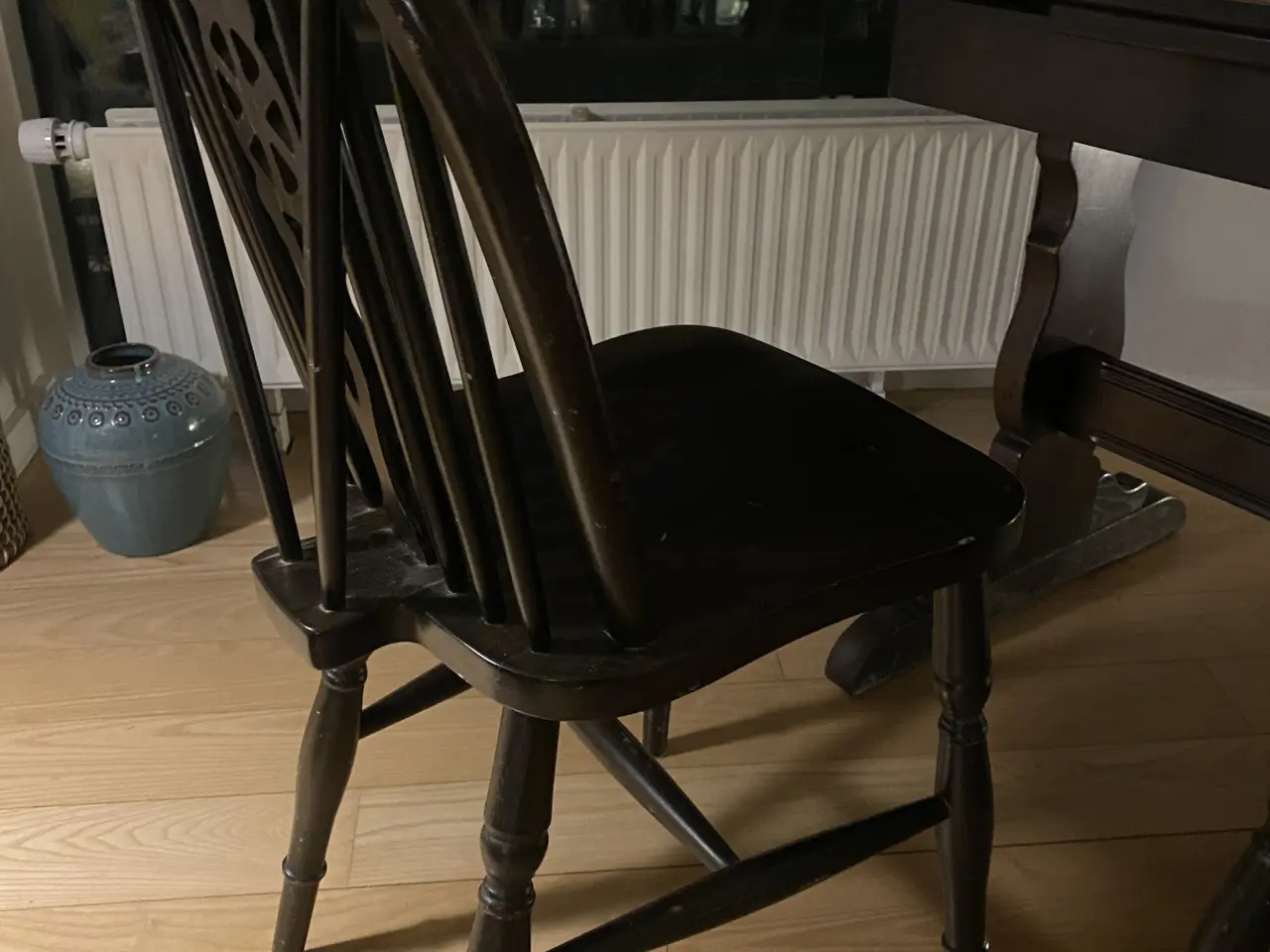 Billede 5 - Spisebord med fire stole