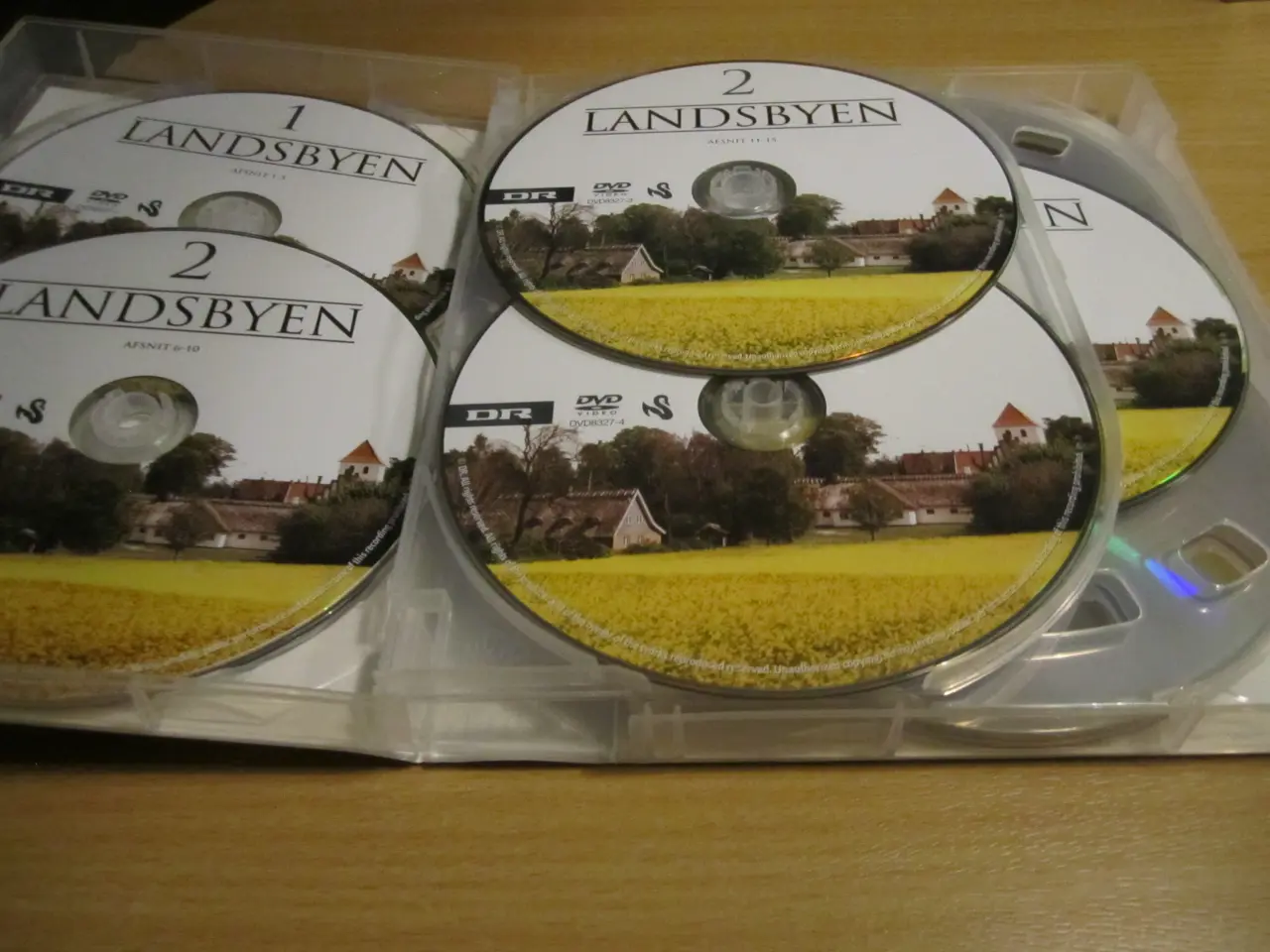 Billede 3 - LANDSBYEN. DEN KOMPLETTE SERIE.