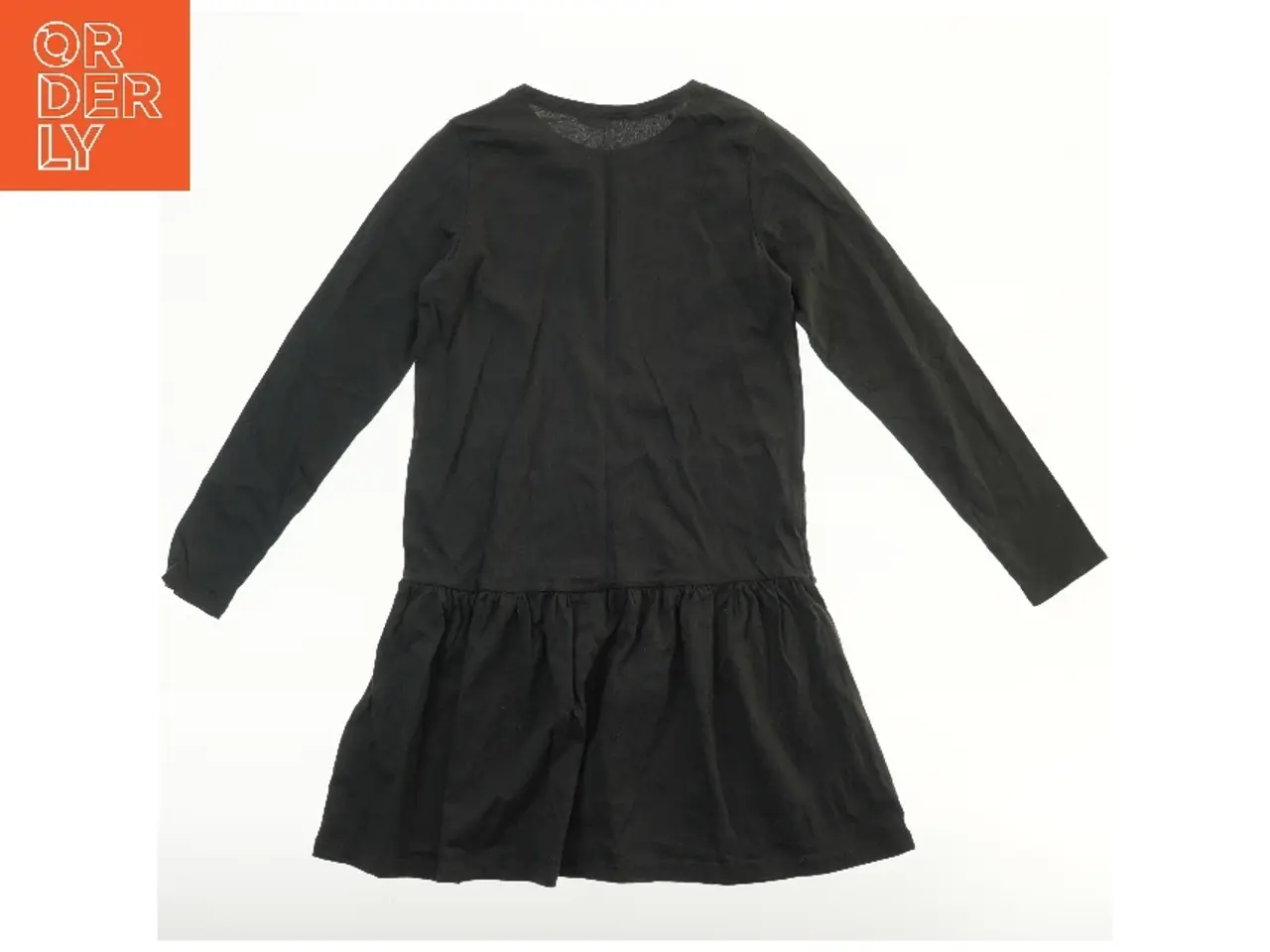 Billede 2 - Sort kjole med tekst fra H&M (str. 140)