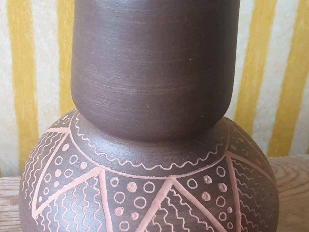 Billede 1 - Lille vase med flot mønster. Vicente Holz