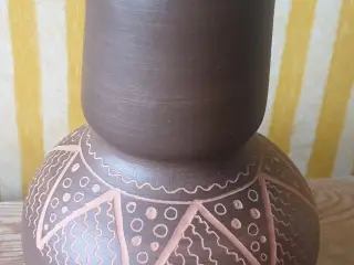 Lille vase med flot mønster. Vicente Holz