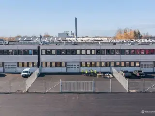 Avedøre - 400m² lager/showroom og kontor samt 300m² indhegnet oplagsplads