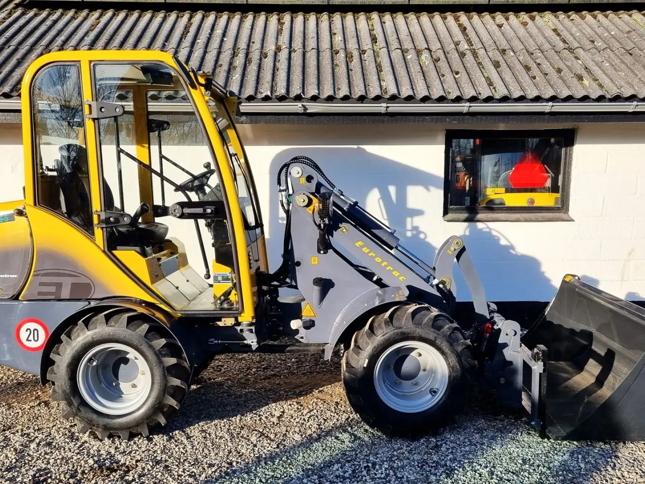 Billede 1 - Eurotrac W12S / lukket kabine / fabriksny / skovl & gafler / Kubota motor