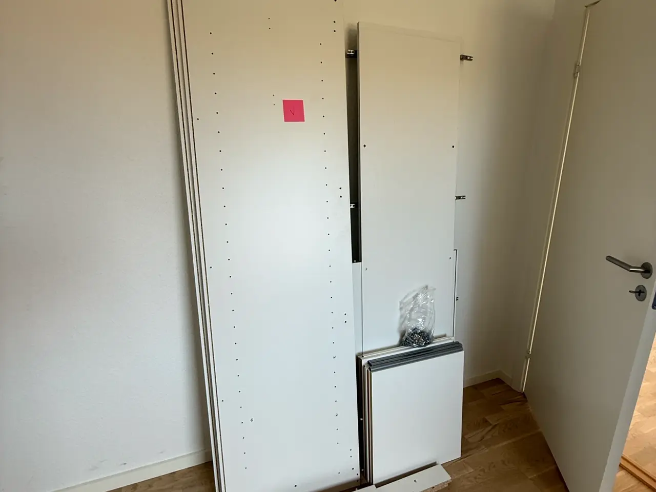 Billede 3 - Flot og rummeligt garderobeskab fra Ikea