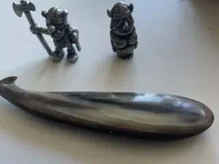 hæklenål og 2 figuer i jern