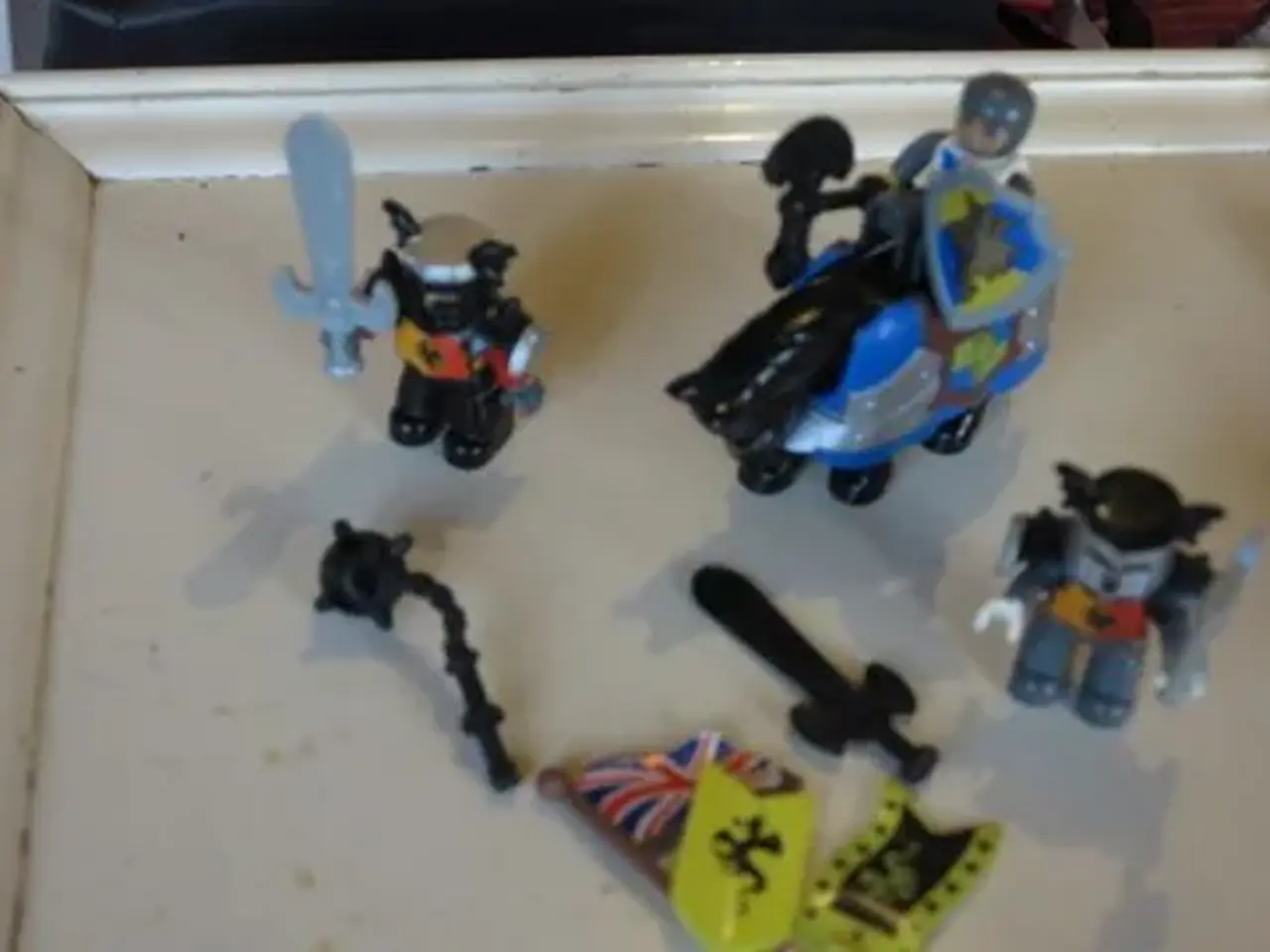 Billede 2 - lego figurer sælges samt fangetårn / castle