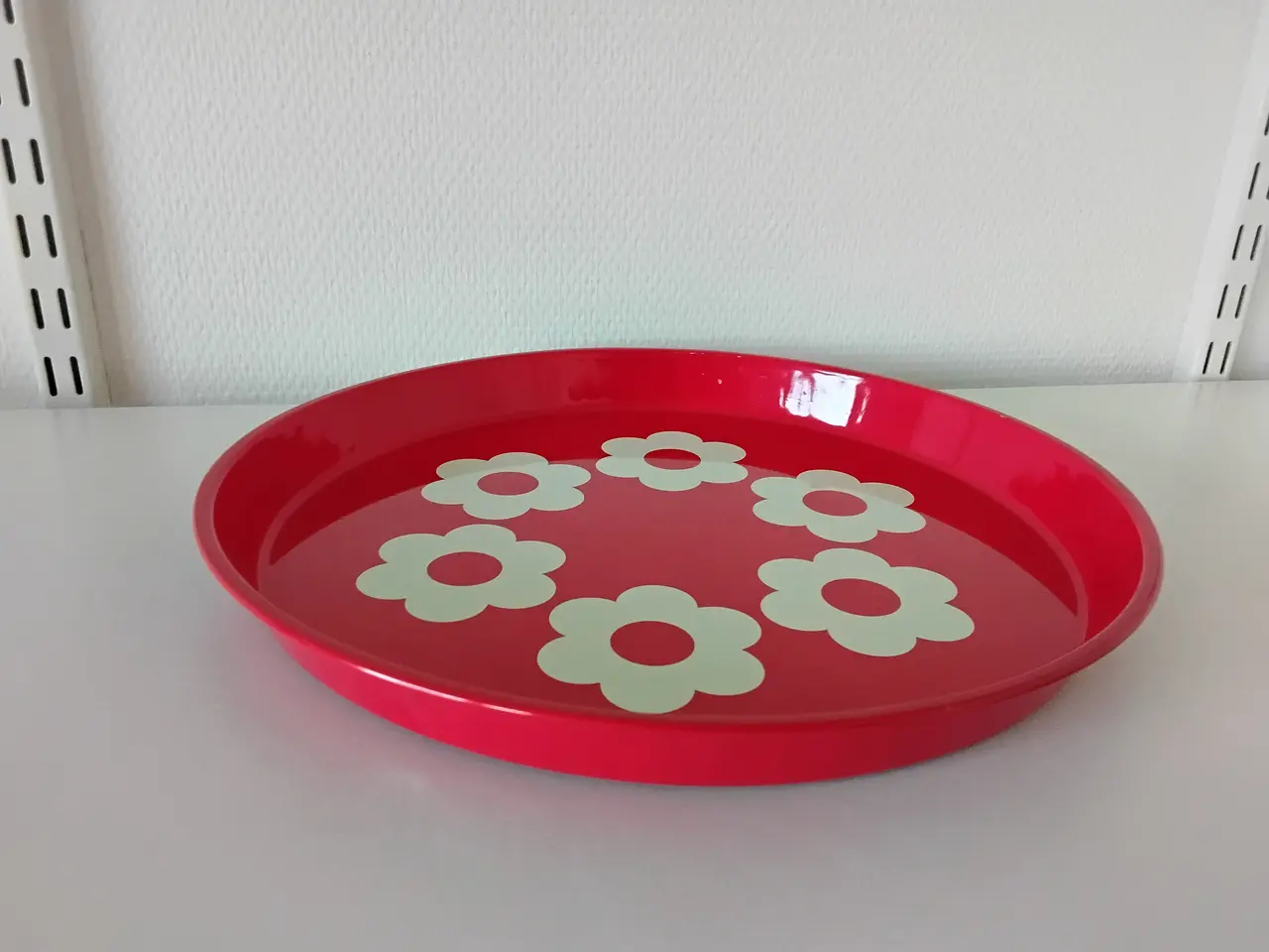 Billede 2 - Rød metalbakke med hvide blomster