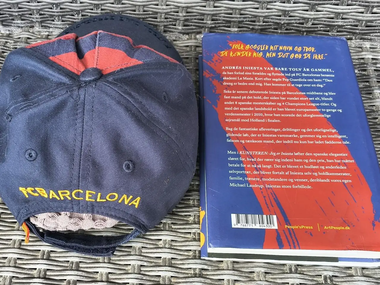 Billede 3 - FC BARCA CAP OG INIESTA BIOGRAFI "KUNSTNEREN"