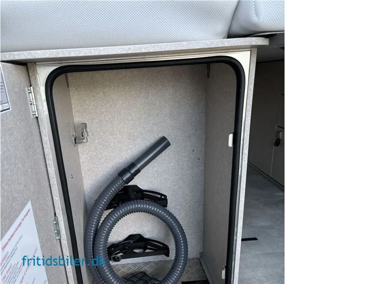 Billede 11 - 2024 - Hymer Yosemite   Hymer Yosemite med alt udstyr under 6 m med langsgående senge