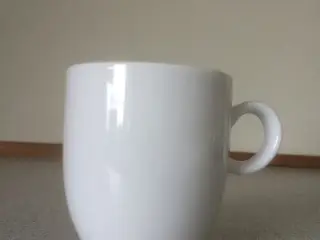 Krus i hvid porcelæn