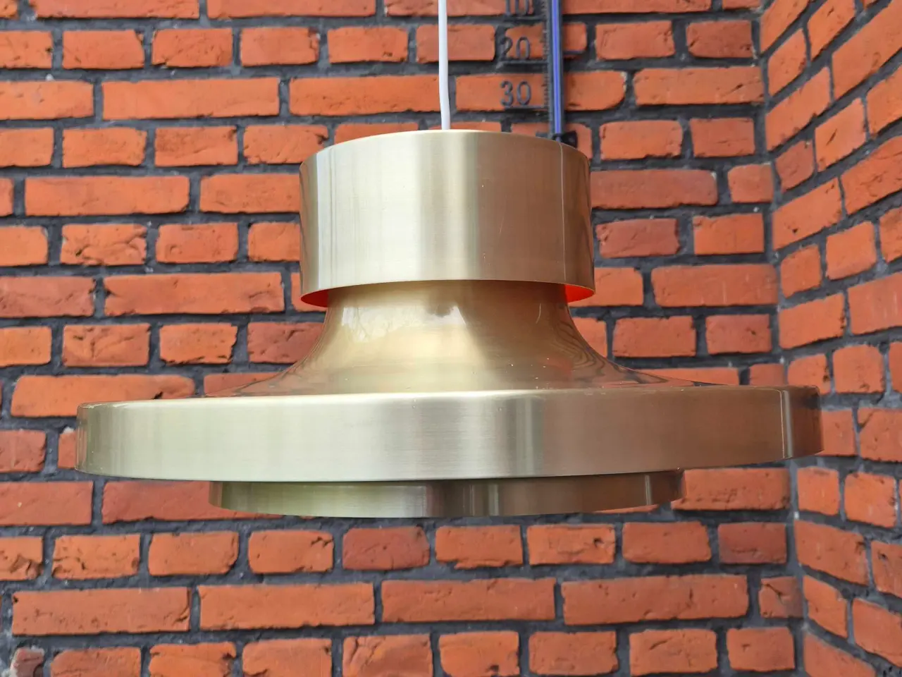 Billede 1 - Velholdt messinglampe med varm kontrastfarve