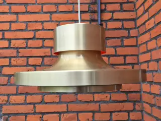 Velholdt messinglampe med varm kontrastfarve