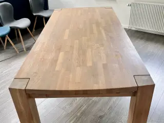Massiv kvalitets spisebord og skænk.
