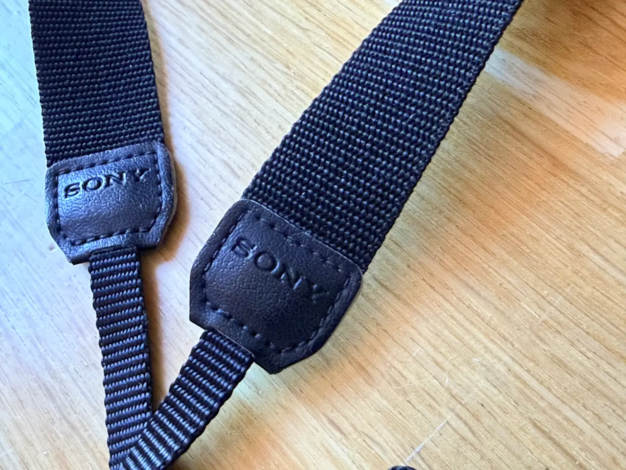 Billede 2 - Original Sony kamerarem, 100 cm, sort, næsten som 