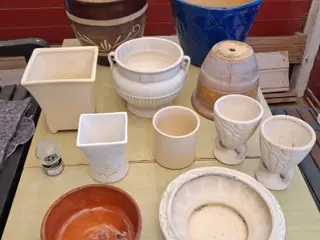 12 stk krukker, potter og solcelle havelampe. 