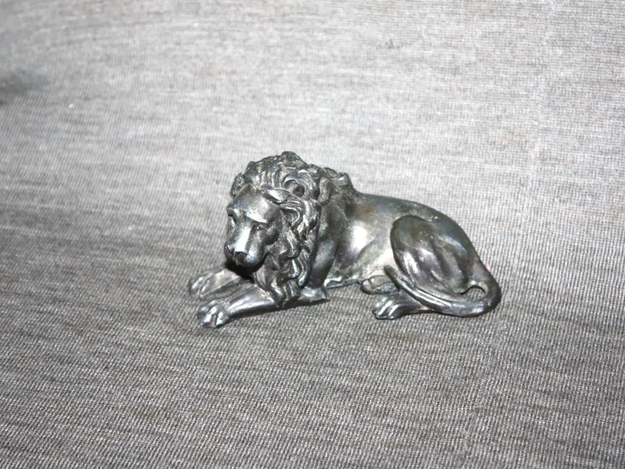 Billede 1 - Løve figur i metal længde 10,5 cm