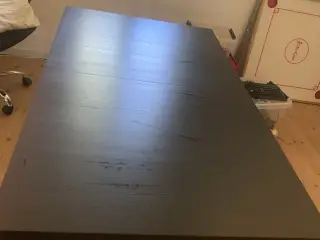 Spisebord i bejset træ