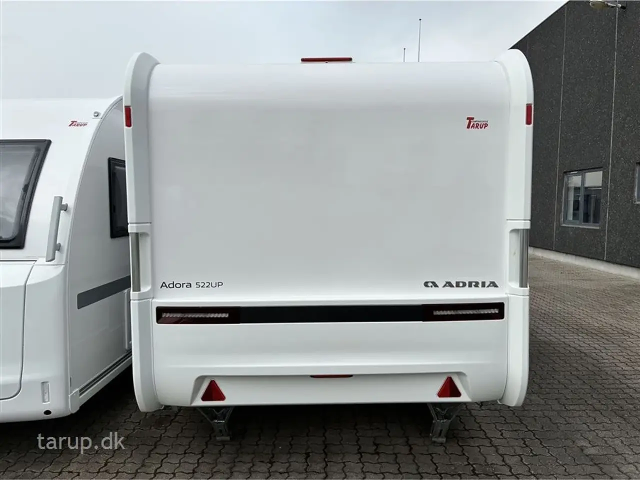 Billede 3 - 2026 - Adria Adora 522 UP Dobbeltsengsvogn, rundsiddegruppe, el-gulv-varme, stort 142L KOMPRESSOR køleskab, TV-holder, stabilisator, Adria Smartbox, glasfibertag