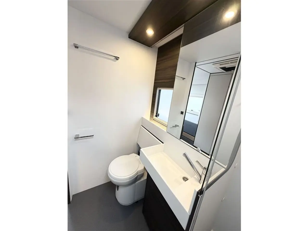 Billede 28 - 2022 - Adria Astella 754 DP Queensbed-Alde-Gulvvarme-El Thule markise