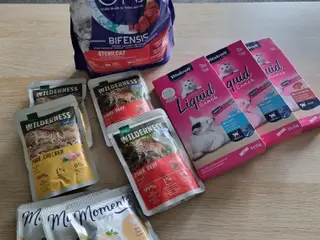 Lækker Vådfoder kattemad og snacks fra Moments/Wil