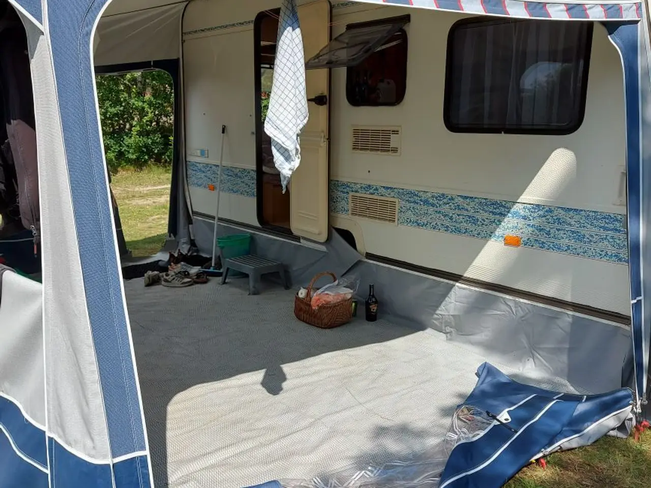 Billede 7 - Campingvogn med fortelt og udstyr (bud modtages)