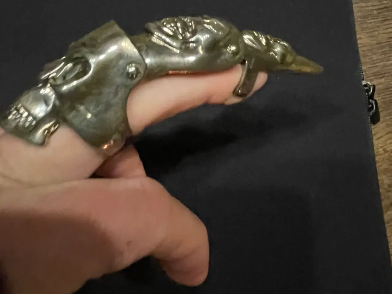Billede 2 - Fingersmykke med kranier
