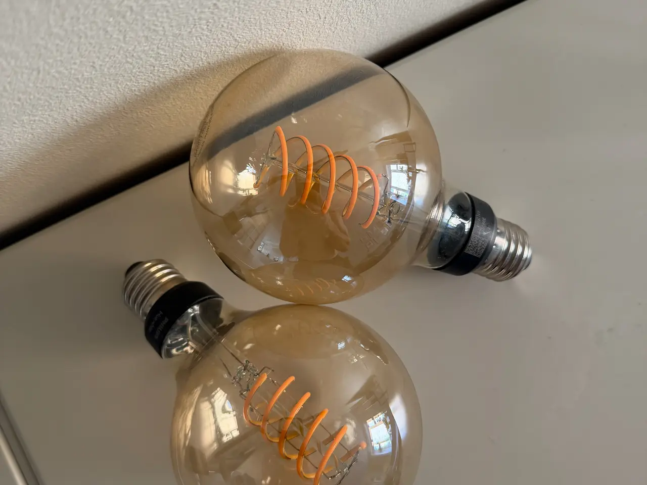 Billede 2 - 2 x Philips Hue White Filament G93 E27 – 550 lm