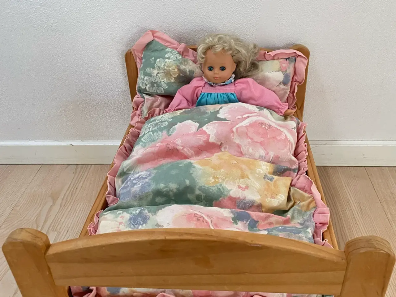 Billede 1 - Dukkeseng fra IKEA med pude, dyne og dukke