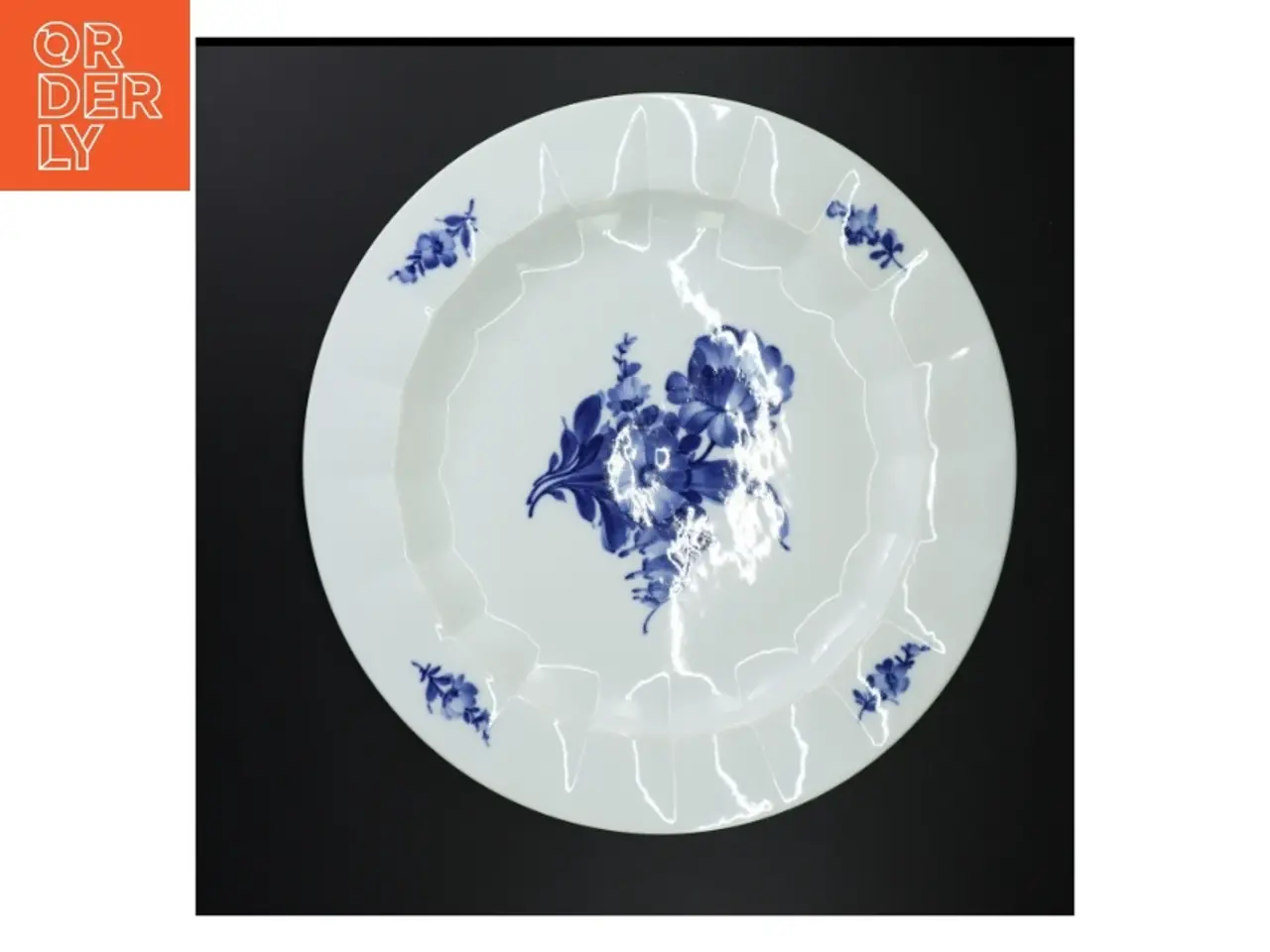 Billede 1 - Porcelænstallerken, Blå blomst fra Royal Copenhagen (str. 38 x 3 cm)