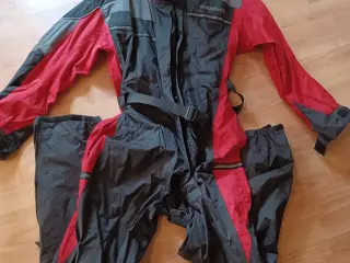 Regntøj størrelse L.