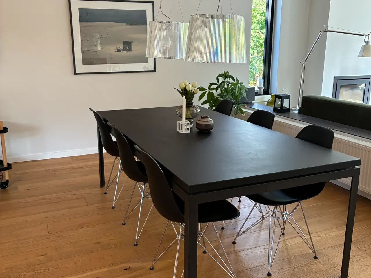 Billede 3 - Spisebord i sort linoleum og stål