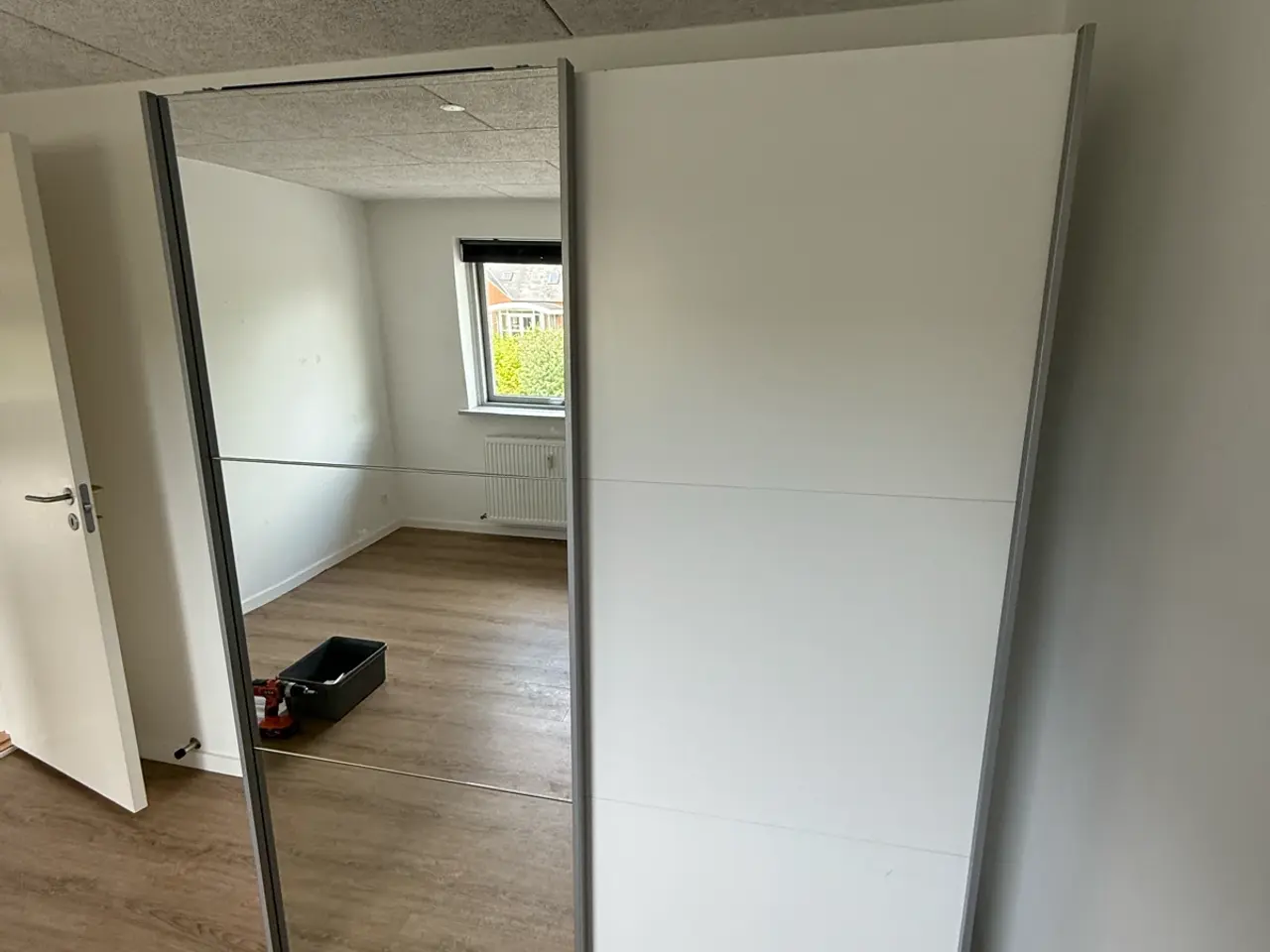 Billede 1 - Flot garderobeskab med skydedøre og spejl
