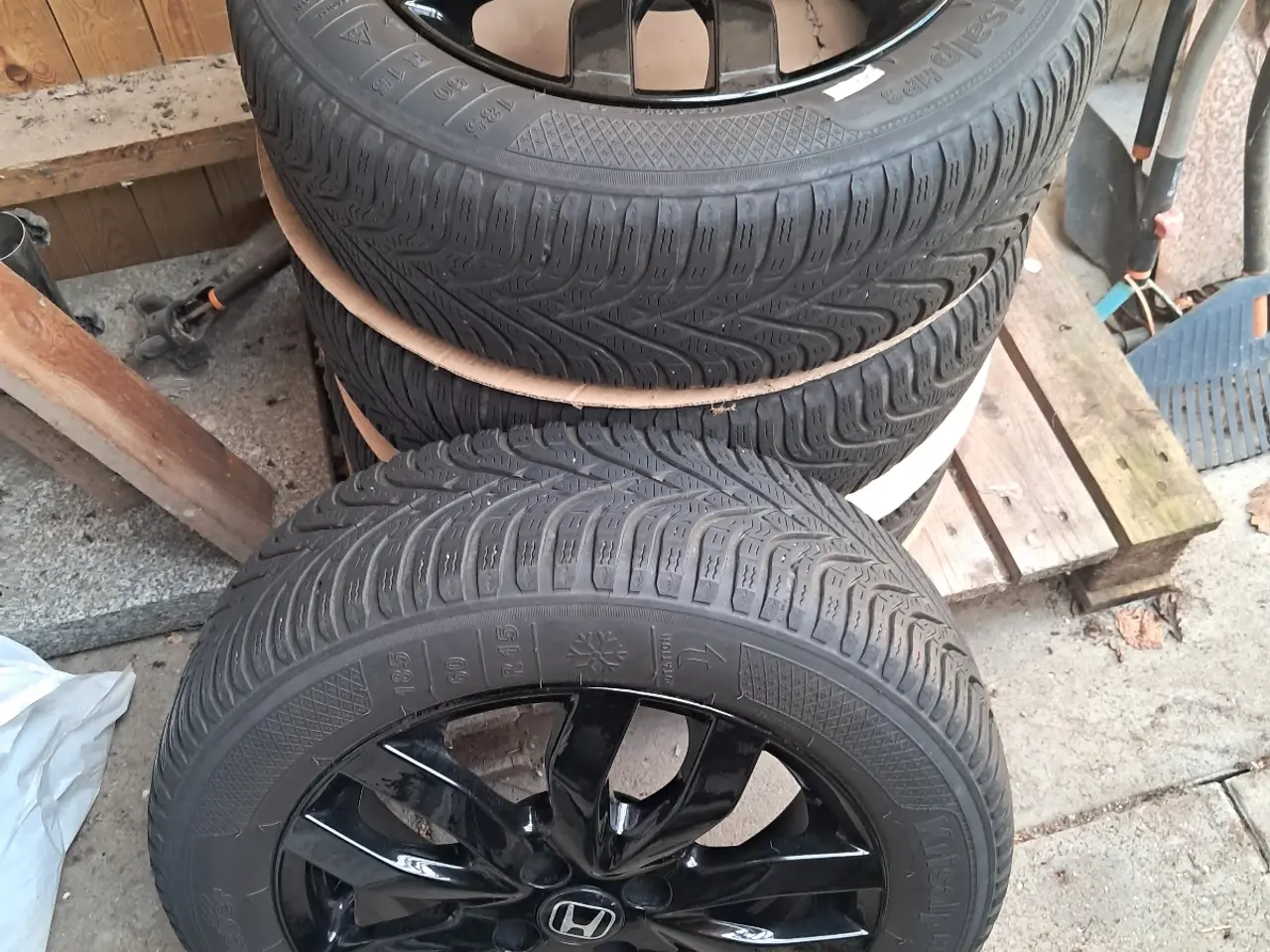 Billede 1 - Sorte aluminum fælge med vinterdæk.