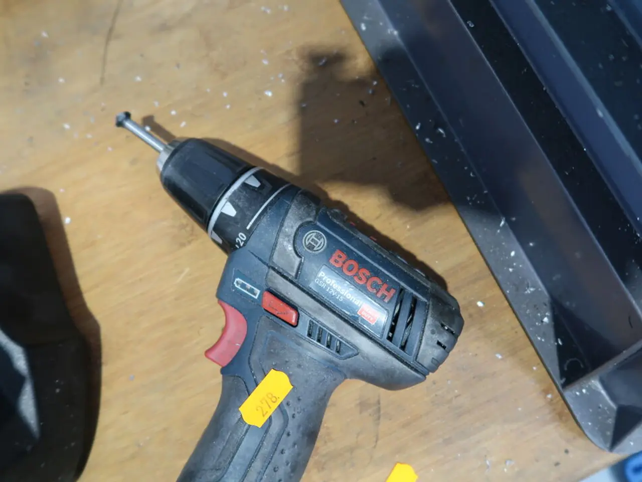 Billede 2 - Akku bore/skruemaskine BOSCH med 2 stk. batterier og lader