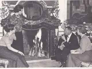 Dronning Margrethe - Prins Henrik - Prins Frederik og Joachim - Royale Pressefoto Elfelt 12x17 cm.