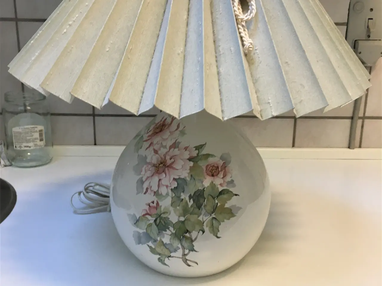 Billede 1 - Bordlampe med blomster deco. og vissen grøn skærm
