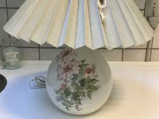Bordlampe med blomster deco. og vissen grøn skærm