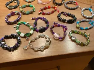 Nye knyttede armbånd