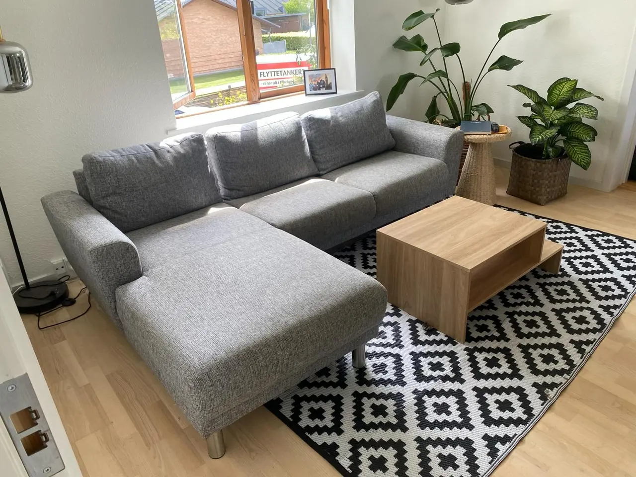 Billede 1 - Grey sofa with chaise longue – 950dkk