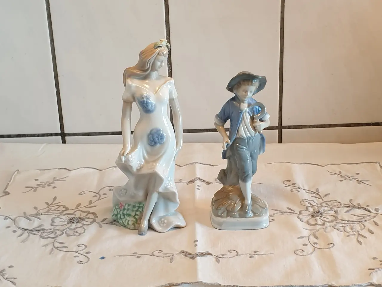 Billede 1 - Figurer dame og dreng
