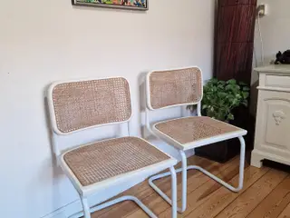 Et par klassiske frisvinger stole med fransk flet.