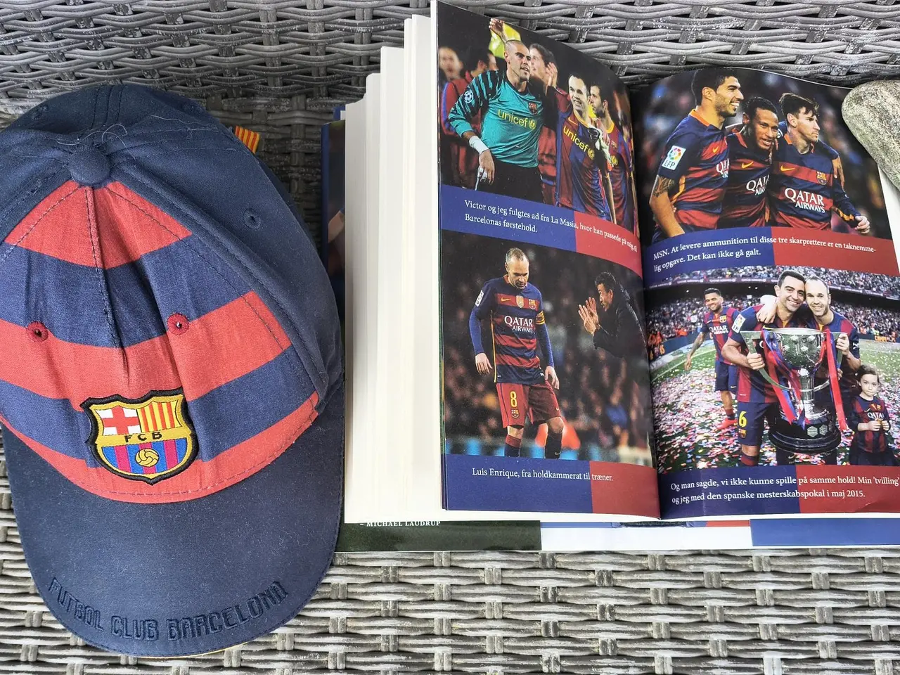 Billede 2 - FC BARCA CAP OG INIESTA BIOGRAFI "KUNSTNEREN"